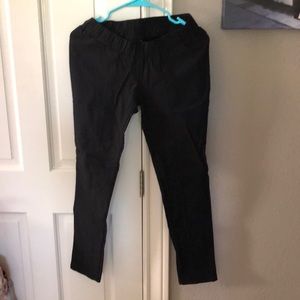 Stretchy 3/4 length fitted maternity pants